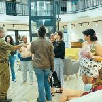 לוקחים חלק במאמץ המלחמתי: הפעילות של מרכז הנוער OU בעיר